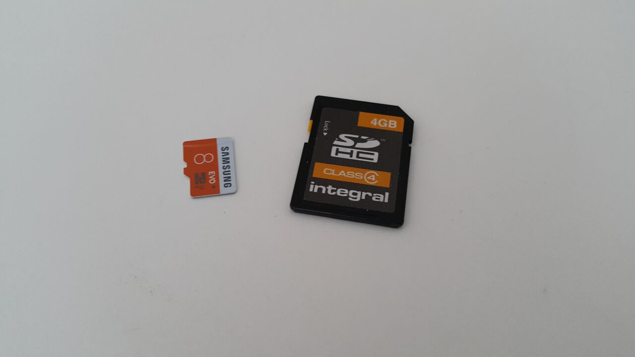 Kairėje microSD kortelė, dešinėje SD (asmeninė nuotr.)